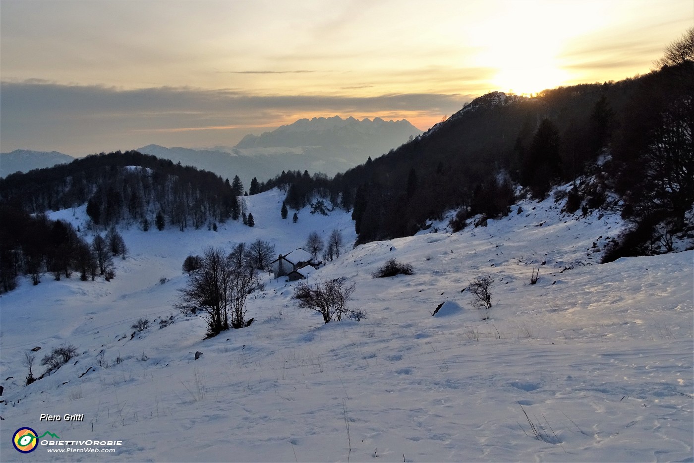 67 Baita Foppalunga nella luce del tramonto verso il Resegone.JPG